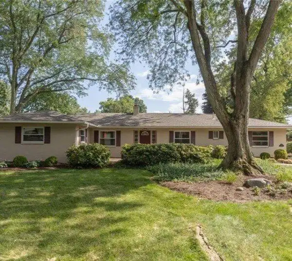 100 Laurelann Drive, Kettering, a home Lori Lyons helped close